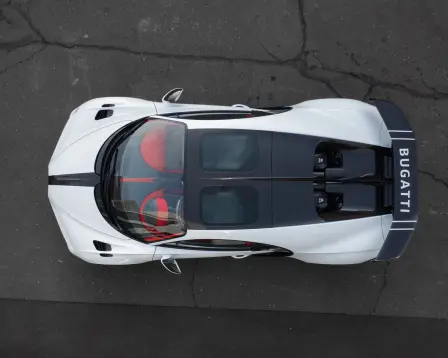 Der erste Bugatti Chiron Pur Sport in Quartz White und Carbon Grey geht an seinen neuen Besitzer über.