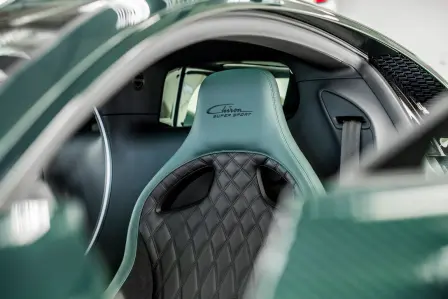 For the seats, a full leather upholstery combination split of “Green” and “Beluga Black”.

