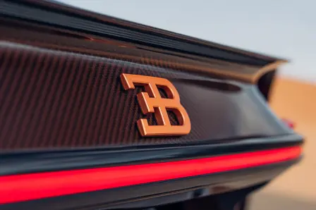 Bugatti propose à ses clients une large gamme de couleurs de fibres de carbone teintées visibles pour la carrosserie, où le tissage des fibres est pleinement visible.