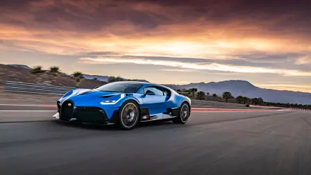 En action: la Bugatti Divo en French Racing Blue Matt.