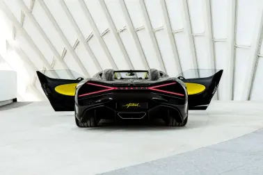 Pour sa tournée en Arabie saoudite, le premier arrêt de la Bugatti W16 Mistral a été le quartier financier du roi Abdallah.