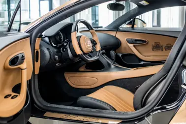 From the exterior of the ‘Golden Era’ Chiron Super Sport, the exquisite  artistry extends into the cabin of the hyper sports car. 