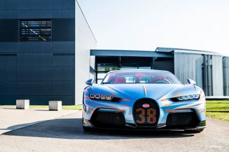 Dieses individuell gestaltete Model mit der „Vagues de Lumière“-Lackierung ist das Ergebnis einer engen Zusammenarbeit zwischen seinem neuen Eigentümer und dem Bugatti Sur Mesure-Team und einer der ersten ausgelieferten Chiron Super Sport.