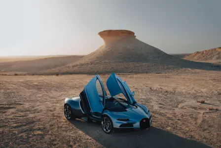 La Bugatti Tourbillon, iconique dans le désert de Zekreet.