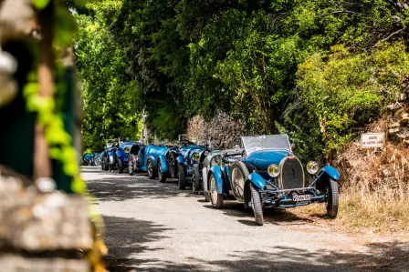 Beim vom Club Bugatti France organisierten Internationalen-Bugatti-Meeting, vom 12. bis 19. Juni, kamen 108 seltene Bugatti-Fahrzeuge aus der Vorkriegszeit zusammen. 