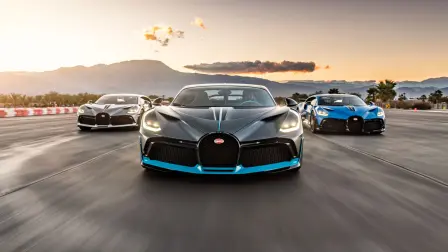 Shortly before their delivery, the three US Divo customer vehicles meet at the racetrack “The Thermal Club” in Palm Desert, California.