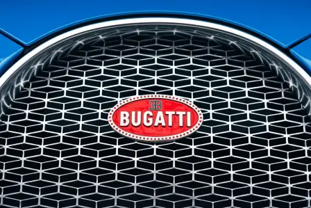L'ovale rouge de la marque est également utilisé à l'époque moderne de Bugatti : ici sur la Bugatti Chiron.