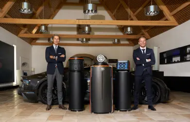 Le président de Bugatti, Stephan Winkelmann, et le PDG de Buben&Zorweg, Florian vom Bruch, ont présenté au siège de Bugatti à Molsheim les premiers objets que les deux entreprises ont développés ensemble.