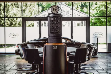 Der Tresor „Grande Illusion Chiron“ von BUBEN&ZORWEG for Bugatti wird majestätisch von einer Flying Minute Tourbillon Uhr gekrönt.  