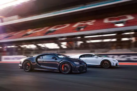 La Chiron Pur Sport et la Chiron Super Sport à l'Autodrome de Dubaï, présentant toute la gamme de performances de la Chiron.