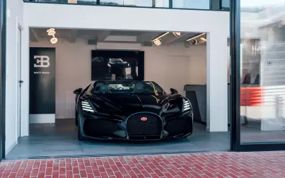La W16 Mistral a fait sa première apparition sur la Côte d’Azur à l’occasion de l’inauguration du showroom Bugatti de Monaco.