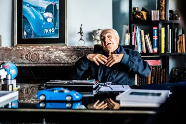 Romano Artioli dans sa résidence en Italie, partageant sa passion pour Bugatti.