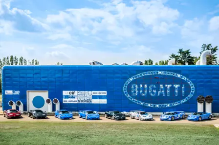 Insgesamt zwölf EB110 versammelten sich in der Fabbrica Blu" in Campogalliano, als Pilgerfahrt zum Geburtsort des legendären Bugatti EB110.	"