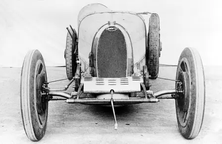 Ein frühes Foto aus dem Jahr 1924 des Bugatti Type 35 in Molsheim, der Wiege der Marke.