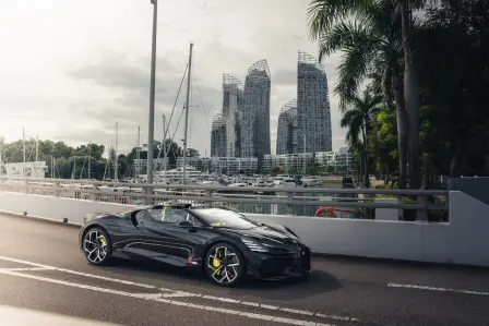 Der Bugatti W16 Mistral hielt während seiner Singapur-Tour auch auf Keppel Island an.