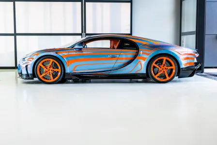 Dieses individuell gestaltete Model mit der „Vagues de Lumière“-Lackierung ist das Ergebnis einer engen Zusammenarbeit zwischen seinem neuen Eigentümer und dem Bugatti Sur Mesure-Team und einer der ersten ausgelieferten Chiron Super Sport.