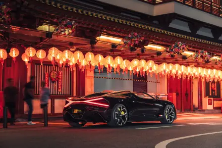 Am Buddha Tooth Relic Temple halten Passanten an, um den Bugatti W16 Mistral zu bewundern.