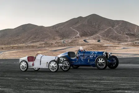 Seite an Seite. Der Bugatti Baby II mit seinem ikonischen großen Bruder, dem Type 35.