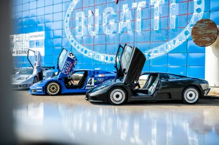 Douze EB110 se sont rassemblées à l' « Fabbrica Blu » de Campogalliano, comme un pèlerinage sur le lieu de naissance de la légendaire Bugatti EB110.