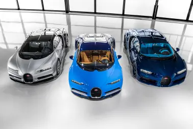 « La Bugatti Chiron est semblable au Concorde : dans les années 1960, atteindre deux fois la vitesse du son nécessitait une combinaison G et une respiration d'oxygène. Cependant, avec le Concorde, les gens voyageaient à des vitesses incroyables, vêtus d'un costume Halston et tenant un verre de Château Margaux à la main. La Bugatti accomplit la même prouesse. », Jeremy Clarkson, Top Gear, 2016.