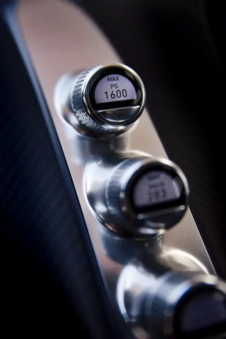 Bugatti a revu en profondeur le moteur W16 de 8,0 litres pour la Chiron Super Sport, augmentant sa puissance de 100 PS à 1 176 kW/1 600 PS pour une vitesse de pointe de 440 km/h.