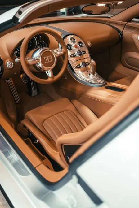 Der Veyron 16.4 Grand Sport 2.1 ist wieder in seinem originalen Zustand: Lackierung in White Silver Metallic und Cognac-Lederaustattung im Interieur.