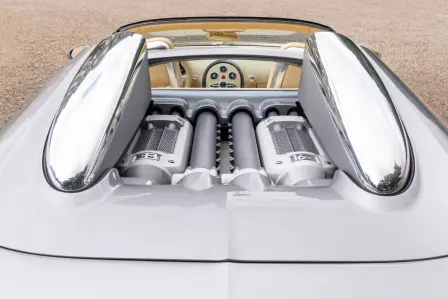 Der Veyron und sein mittlerweile legendärer W16-Motor waren ein Meisterwerk des Automobildesigns und der Ingenieurskunst, das seiner Zeit bei der Markteinführung im Jahr 2005 um Lichtjahre voraus war. 