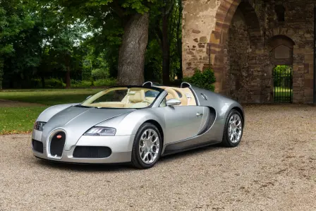 Pour la Veyron Grand Sport, le propriétaire a souhaité conserver l'âme du véhicule en rafraîchissant simplement son habitacle intérieur avec des touches subtiles.
