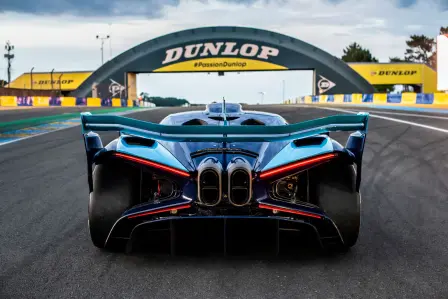 Das Herzstück des Bolide ist der ikonische 8,0-Liter-W16-Quadturbomotor von Bugatti, der von einer aerodynamisch optimierten Karosserie aus Carbon umschlossen wird.