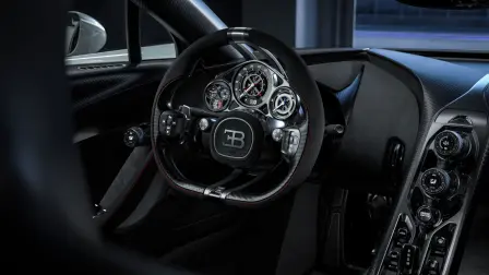 The Équipe Pur Sang option includes Black Poli interior trim parts and the Medium Carbon Fiber Interior Package, creating a cockpit that balances luxury with purpose.​