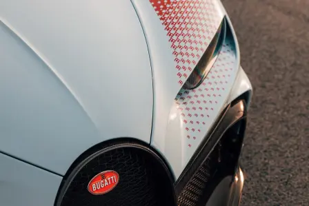 De nombreux éléments ont été développés sur mesure spécialement pour la CHIRON Pur Sport « Grand Prix » pour rendre hommage aux légendaires Bugatti ayant participé aux Grands Prix dans les années 1920 et 1930.