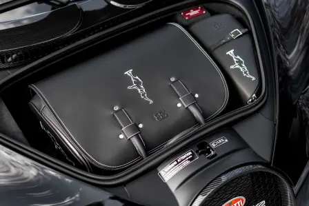 L’ensemble de bagages trois pièces peut être parfaitement rangé dans la Bugatti Chiron – le sac de voyage passe parfaitement dans le coffre.