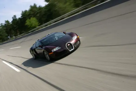 Il y a 15 ans, la Bugatti Veyron 16.4 réalise l´impossible et devient le premier véhicule de série à franchir la barre des 400 km/h.