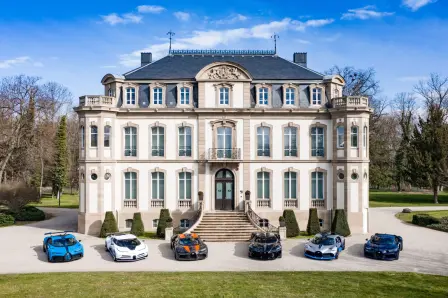 Chiron Pur Sport, Centodieci, Chiron Super Sport 300+, La Voiture Noire, Divo und Chiron Sport vor dem Château St. Jean in Molsheim (von links nach rechts)