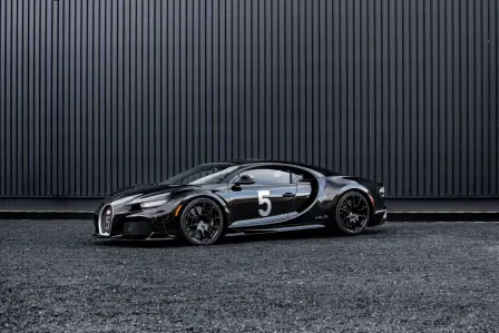 Just like the original, the Chiron Super Sport ‘Hommage Type 50S‘ is finished in a dark and lustrous black, with a contrasting ‘5’ painted on both sides of the car.