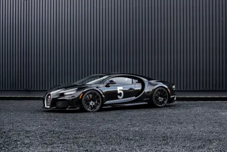 Genau wie das Original ist der Chiron Super Sport „Hommage Type 50S“ in einem dunklen, glänzenden Schwarz gehalten, mit einer kontrastierenden „5“, die auf beide Seiten des Fahrzeugs gemalt wurde.