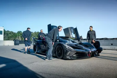 Les ingénieurs de Bugatti se sont concentrés sur la prise de virage, la traction et le freinage plutôt que sur la vitesse de pointe, ce qui permet à la Bolide d'être parfaitement adaptée à la conduite sur circuit.