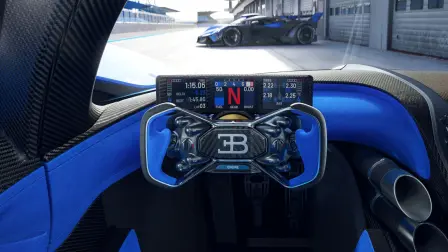 Le cockpit de la Bolide reprend élégamment ce design audacieux inspiré du thème en « X », comme en témoigne le nouveau volant.