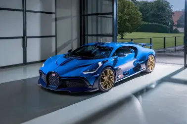 La Bugatti Divo témoigne de la première rennaissance de Bugatti de sa tradition de coachbuilding et la traduit en une pièce de collection moderne de Molsheim.
40 unités, vendues en 3 semaines.