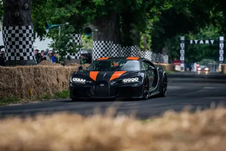 La Chiron Super Sport 300+ et le pilote Andy Wallace: un troisième record du monde pour Bugatti à 490,484 km/h. 