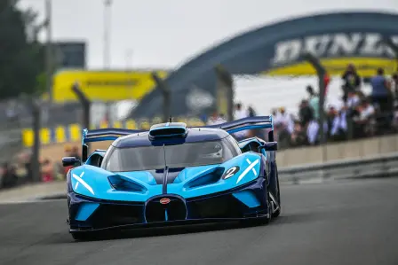 Auf dem ehrwürdigen Asphalt, auf dem schon so viel Geschichte geschrieben wurde, fuhr der Bugatti Bolide am Samstagnachmittag eine Runde auf der 24-Stunden-Strecke von Le Mans.