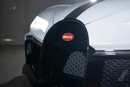 La première Bugatti Chiron Pur Sport en Blanc Quartz et Gris Carbone est livrée à son nouveau propriétaire.