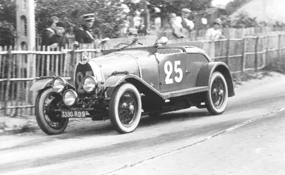 Bugatti kehrte 1930 mit einem Type 40 auf den Circuit de la Sarthe zurück, auf dem auch heute noch die 24 Stunden von Le Mans ausgetragen werden.