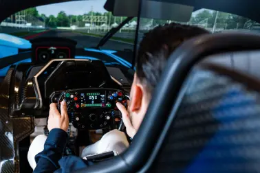 Die Kunden hatten die Gelegenheit, mit dem Bolide ihre eigene rasante Runde in einem hochmodernen Simulator zu drehen, der bei der virtuellen Entwicklung des Autos unterstützte.
