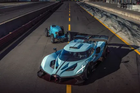 Bugatti Type 35T Grand Prix und der Bolide zum 100-jährigen Jubiläum gemeinsam auf dem Asphalt der legendären Rennstrecke Laguna Seca während der Monterey Car Week 2024.