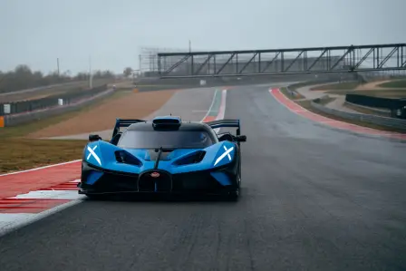 Der Regen stellte eine zusätzliche Herausforderung dar, aber das steigerte nur den Nervenkitzel, als der Fahrer sich und den Bolide bis an die Grenzen trieb und eine Höchstgeschwindigkeit von 333 km/h erreichte.