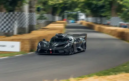 Mit Leichtigkeit, Präzision und Finesse rast der Bugatti Bolide über die berühmte Hillclimb-Strecke und zeigt dabei beeindruckende Leistungen bei hohen Geschwindigkeiten.