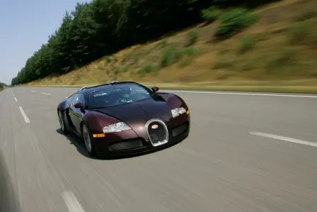 Il y a 15 ans, la Bugatti Veyron 16.4 réalise l´impossible et devient le premier véhicule de série à franchir la barre des 400 km/h.