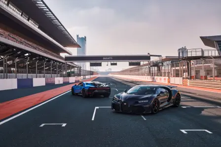 La Chiron Pur Sport et la Chiron Super Sport à l'Autodrome de Dubaï, présentant toute la gamme de performances de la Chiron.