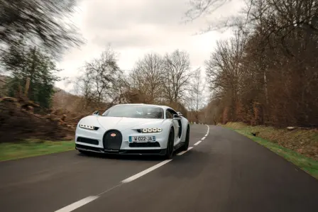 Testfahrt mit dem Bugatti Chiron Sport auf den Straßen von Rambouillet, südwestlich von Paris.